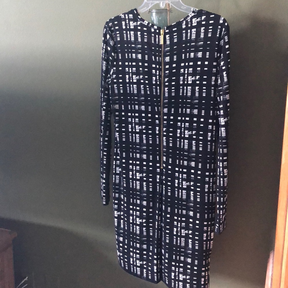 Black/white long sleeve dress